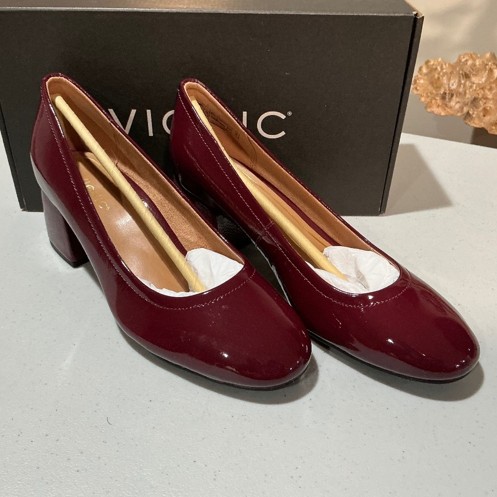 Vionic burgundy patent leather pumps